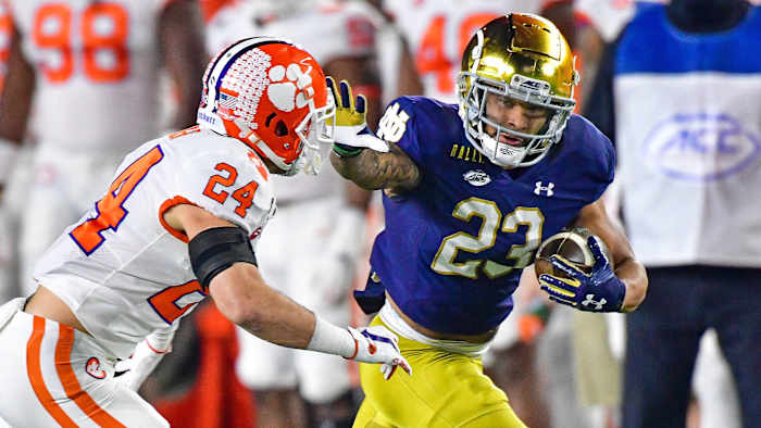 Notre Dame RB Kyren Williams runs against Clemson